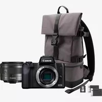 Canon EOS M50 negra + objetivo EF-M 15-45mm IS STM + mochila + tarjeta SD + batería de repuesto Producto Vista frontal del contenido del kit