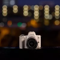 Canon EOS M50 Blanc + objectif EF-M 15-45mm STM Argent 0 L'appareil photo dans l'arrière-plan sombre