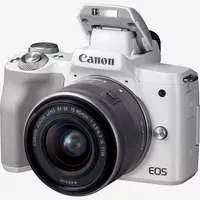 Canon EOS M50 Blanc + objectif EF-M 15-45mm STM Argent Produits Vue diagonale avec flash intégré
