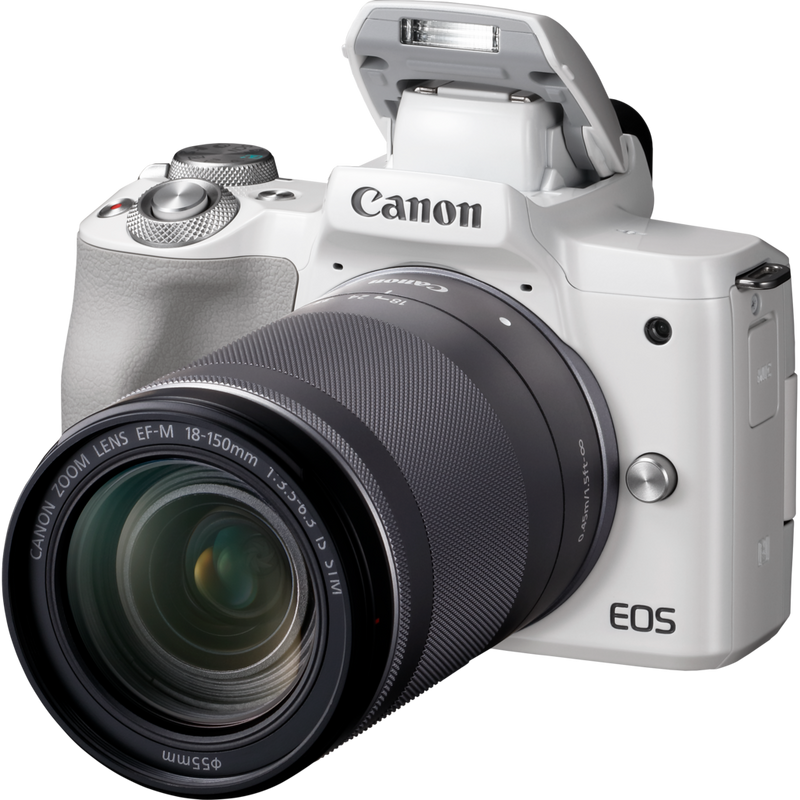 Boîtier Canon EOS M50 + Blanc EF-M 18-150mm IS STM – Argent Produits Vue diagonale avec flash intégré