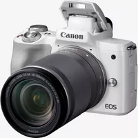 Canon EOS M50 Weiß + EF-M 18-150mm IS STM – Silber Produkt Diagonale Ansicht mit internem Blitz