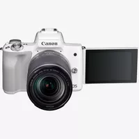 Canon EOS M50 Weiß + EF-M 18-150mm IS STM – Silber Produkt Vorderansicht mit erweitertem dreh- und schwenkbaren Display