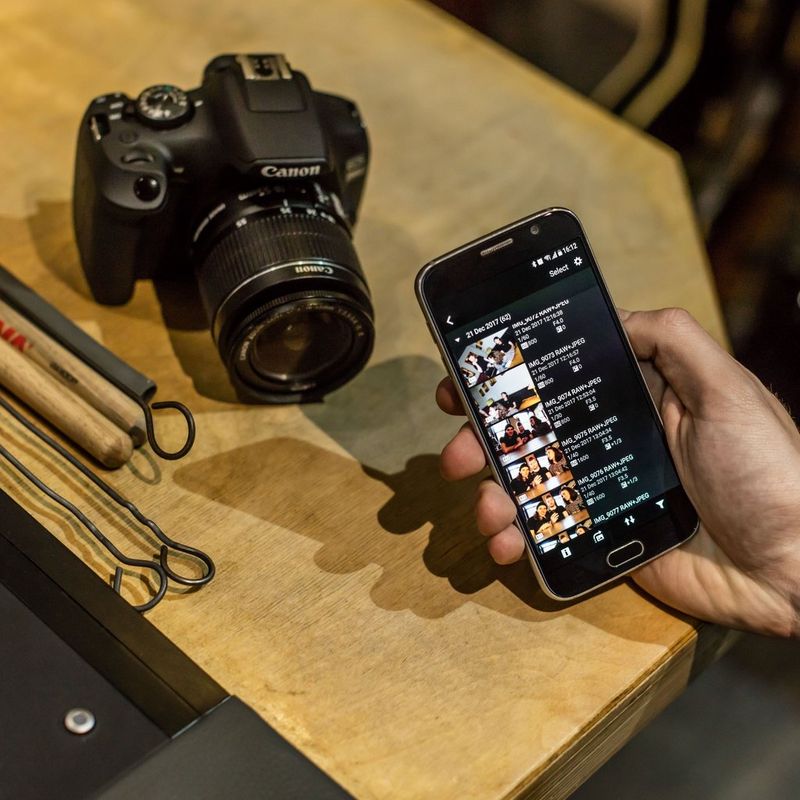 Canon EOS 2000D + obiektyw EF-S 18-135mm Produkt Zawartość pudełka