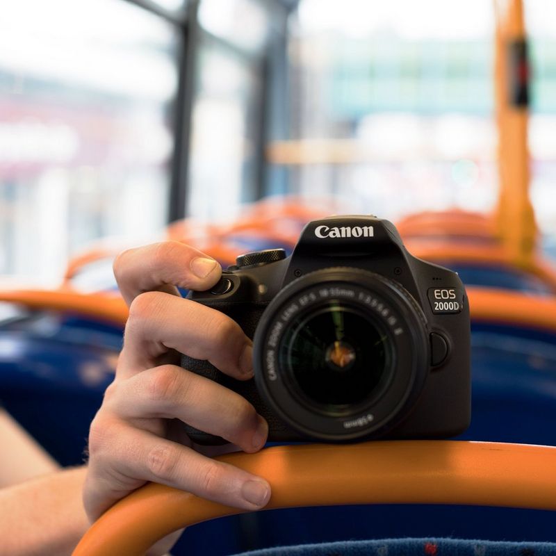 Canon EOS 2000D + obiektyw EF-S 18-135mm Produkt Widok z przodu – otwarta lampa błyskowa