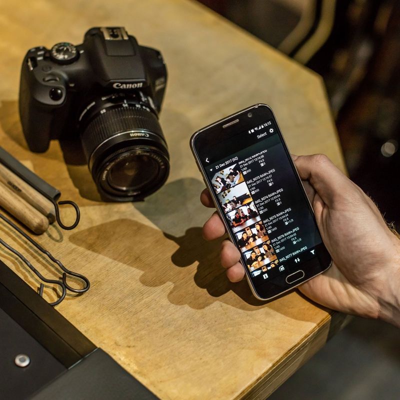 Canon EOS 2000D + EF-S 18-55mm IS II-objektiv  Kamera på bord