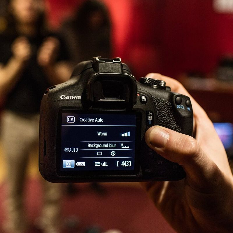 Canon EOS 2000D + EF-S 18-55mm IS II-objektiv + rygsæk + SD-kort  Set bagfra i aktion