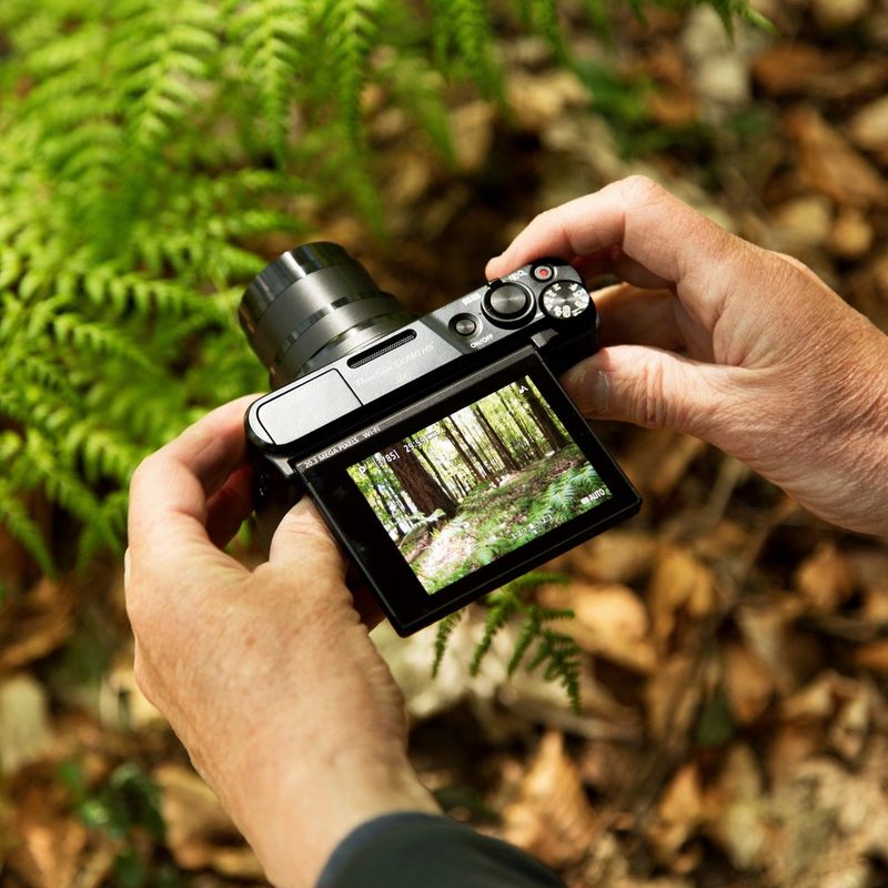 Canon PowerShot SX740 HS Lite Edition – Noir Homme prenant une photo