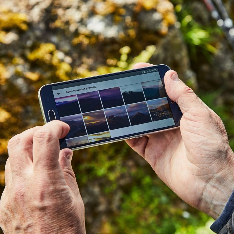 Canon PowerShot SX740 HS Lite Edition – Silver Product ilver photo syned on a mobile phone