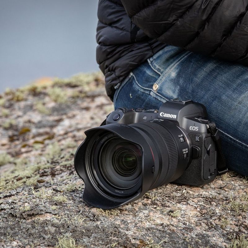 Parasol EW-83N de Canon 0 en una cámara con un hombre sentado