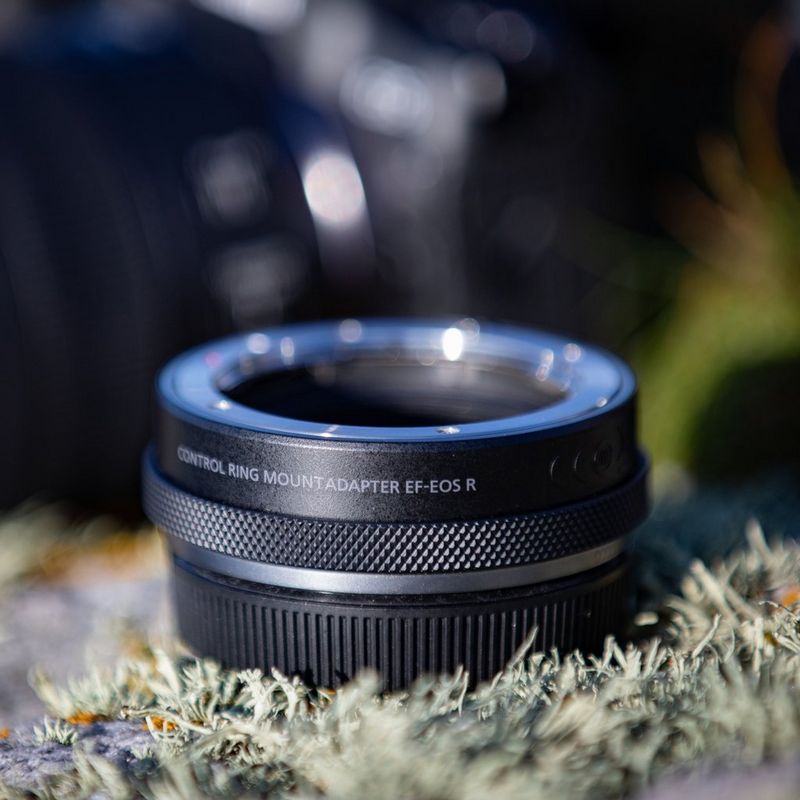 Adapter mocowania EF-EOS R z pierścieniem regulacji 0 na trawie