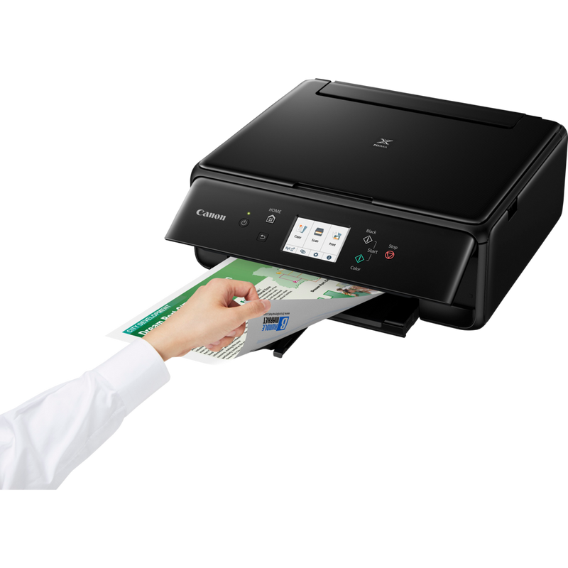 Canon PIXMA TS6250 All-In-One inkjet printer, Black Produkt Vy snett framifrån med en person som kontrollerar utskriften