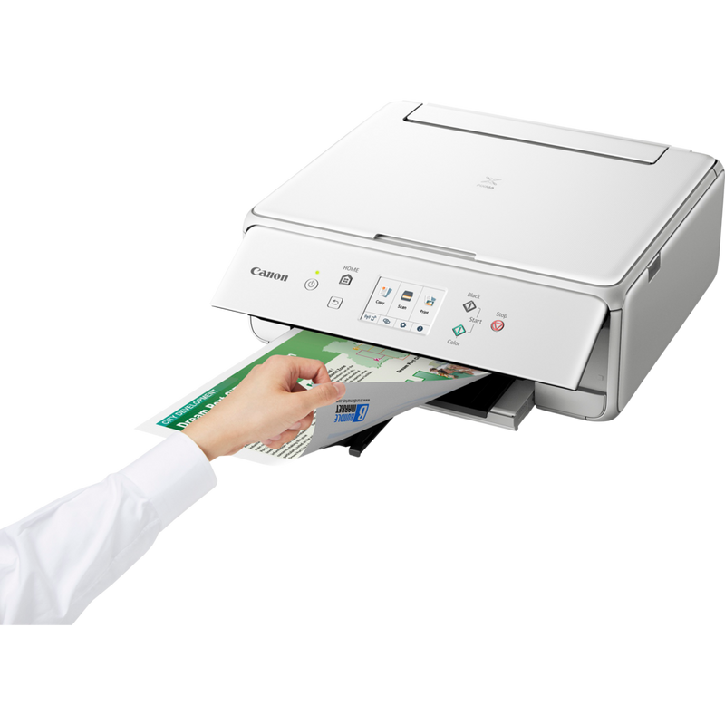 Multifonction 3-en-1 Canon PIXMA TS6251, Blanc Produit Vue avant inclinée, montrant une personne en train d'examiner le tirage