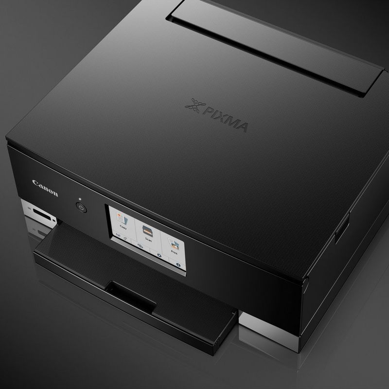 Impressora fotográfica multifunções Canon PIXMA TS8250, Preto Produto Vista frontal inclinada com uma pessoa a ver a impressão