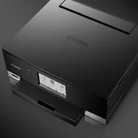 Multifonction 3-en-1 Canon PIXMA TS8250, Noir Produit Vue avant inclinée, montrant une personne en train d'examiner le tirage
