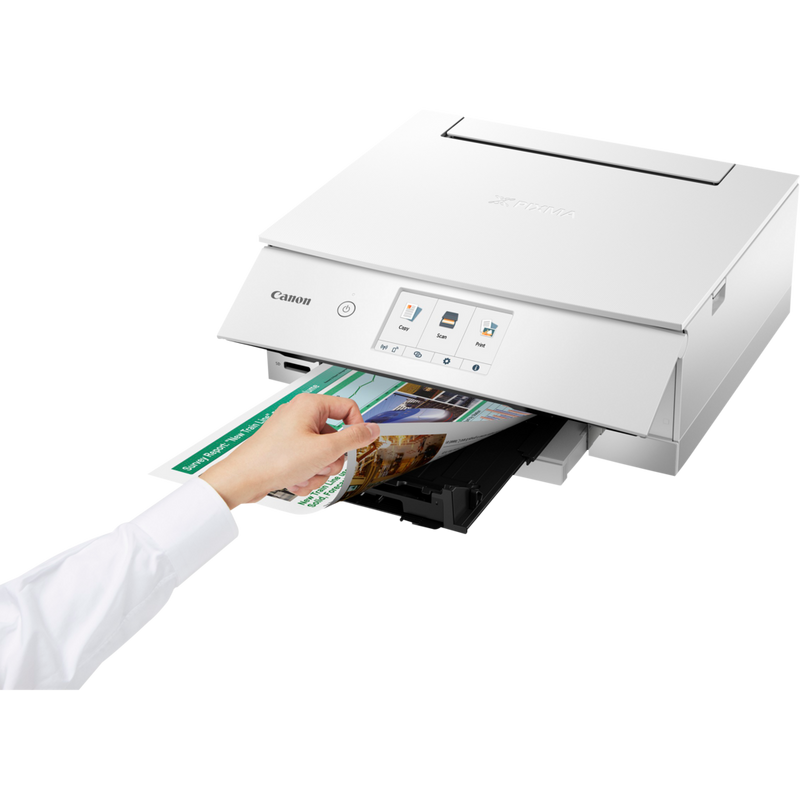 Impressora fotográfica multifunções Canon PIXMA TS8251, Branco Produto Vista frontal inclinada com uma pessoa a ver a impressão