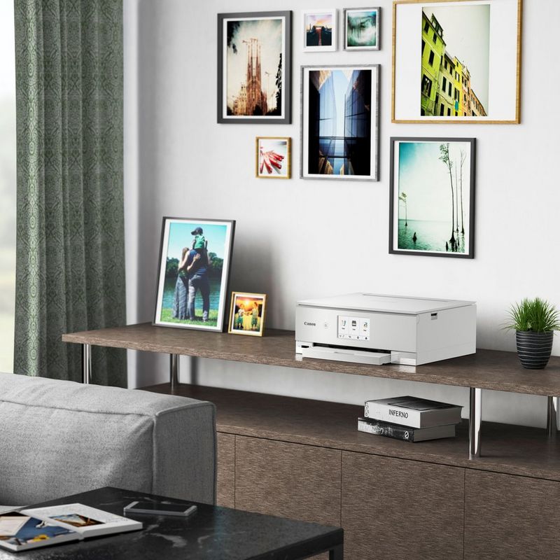 Impressora fotográfica multifunções Canon PIXMA TS8251, Branco Numa mesa