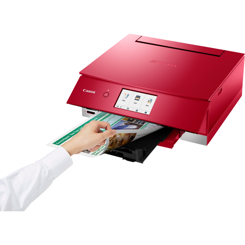 Impresora fotográfica multifunción PIXMA TS8252 de Canon, roja Producto Vista frontal inclinada de una persona comprobando la impresión