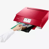 Multifonction 3-en-1 Canon PIXMA TS8252, Rouge Produit Vue avant inclinée, montrant une personne en train d'examiner le tirage