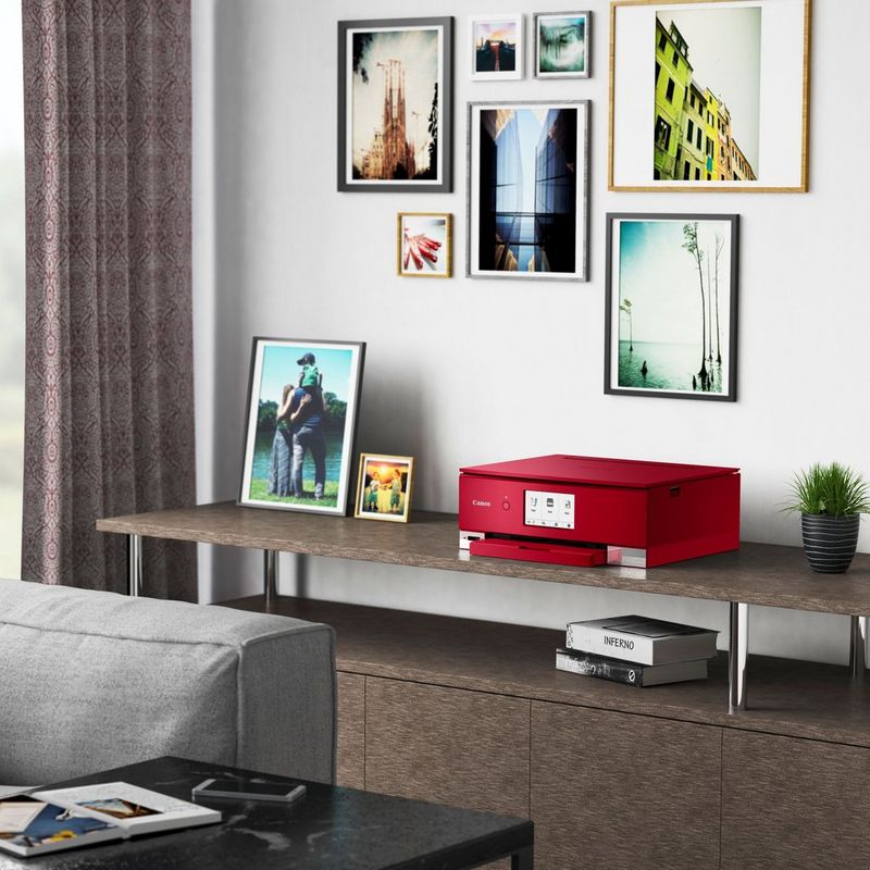 Impresora fotográfica multifunción PIXMA TS8252 de Canon, roja Sobre una mesa