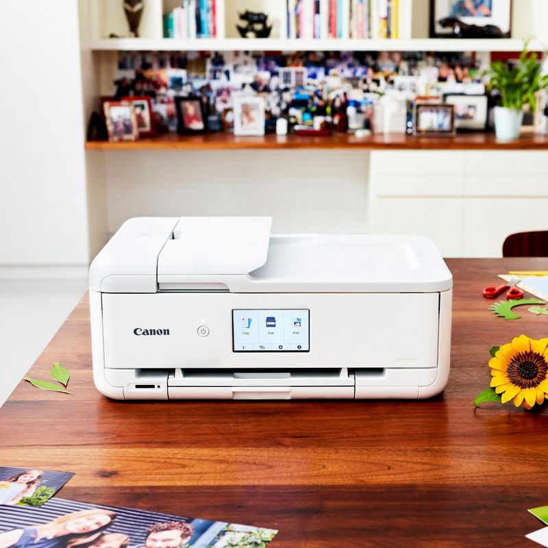 Canon PIXMA TS9551Ca trådløs alt-i-én-inkjet-fotoprinter til A3, hvid  Sat på et bord