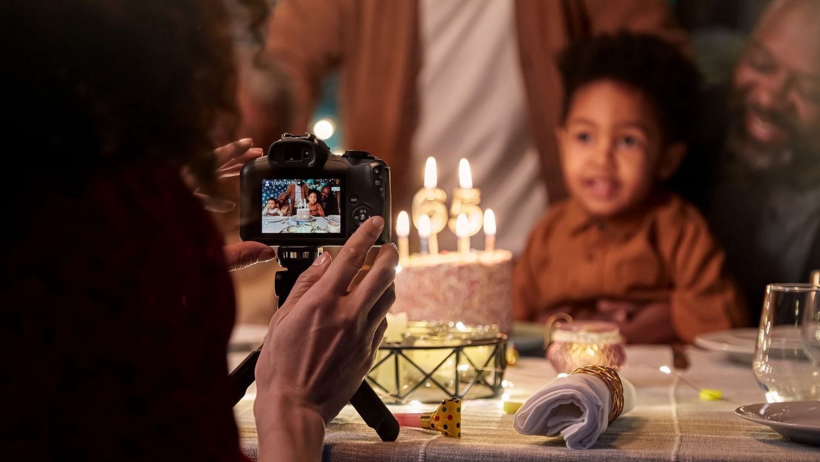 Print and share precious memories in an instant with the Canon Zoemini –