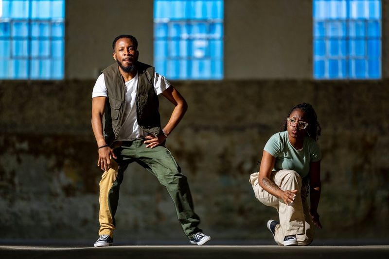 Two urban dancers photographed mid-routine by David Newton lit by a single Speedlite EL-5 - frame 3 of a sequence of 8 frames. © David Newton