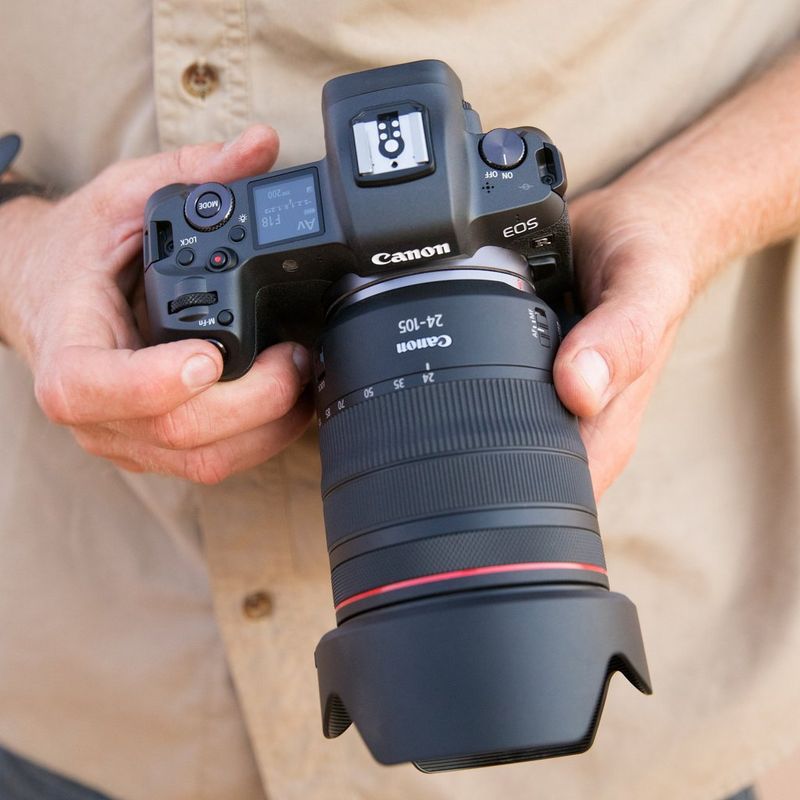 Objectif Canon RF 24-105mm F4L IS USM Un homme tenant un appareil photo