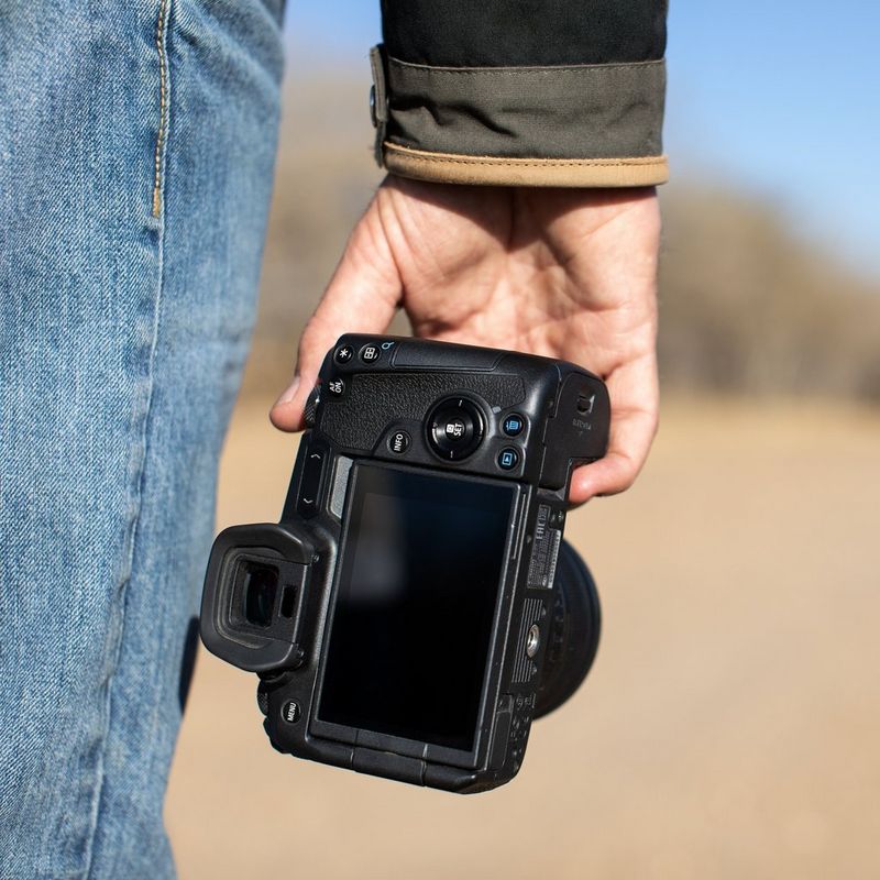 Boîtier Canon EOS R + objectif RF 24-105mm F4-7.1 IS STM 0 Une main tenant l'appareil photo