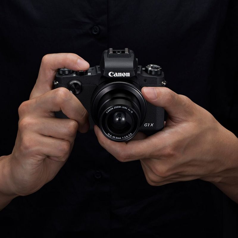 Powershot G1 X Mark III hand
