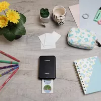 Imprimante photo couleur portable Canon Zoemini, noire + agenda + étui Imprimante installée sur un bureau avec des stylos