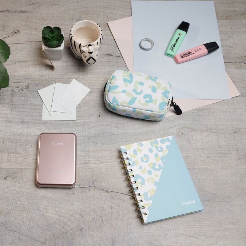 Imprimante photo couleur portable Canon Zoemini, rose doré + agenda + étui Imprimante installée sur un bureau avec une tasse