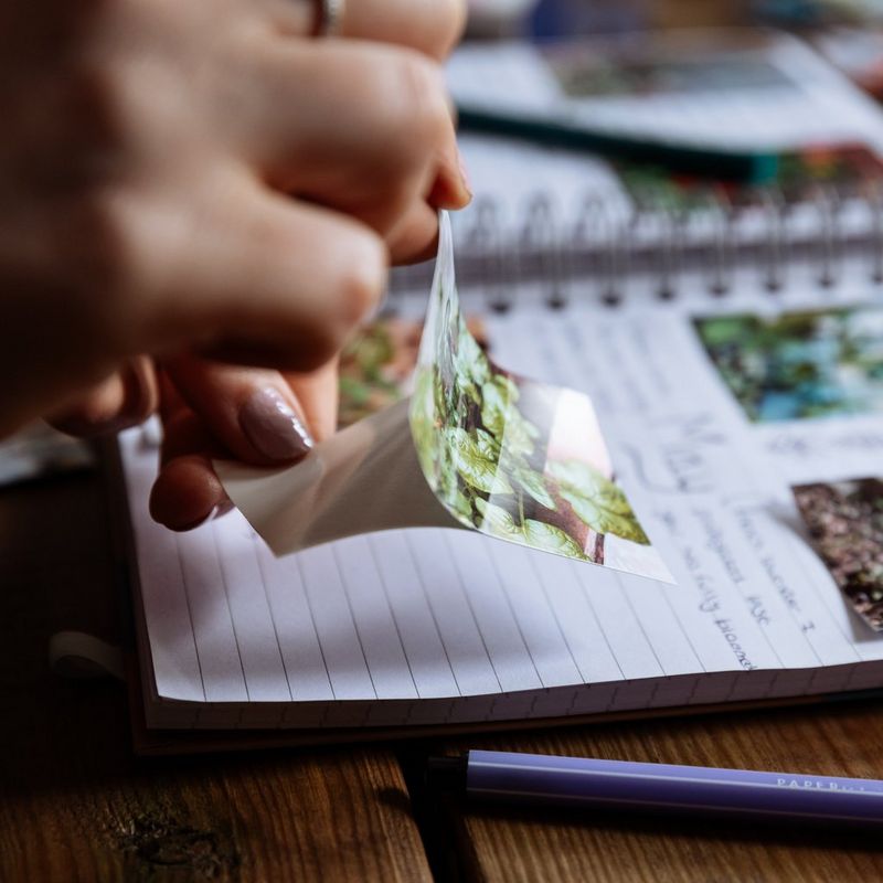 Canon ZINK™ 5 x 7,6 cm Photo Paper x20 ark Bilde som viser at et trykt bilde som blir revet av