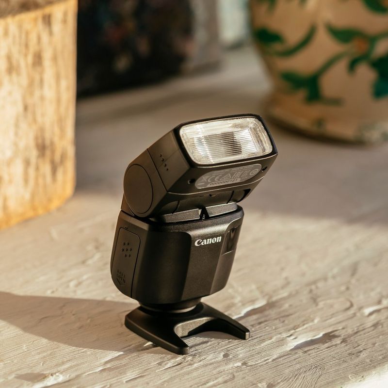 Canon Speedlite EL-100 Blitzgerät 0 Produkt, das in der Sonne liegt