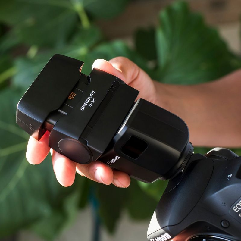 Canon Speedlite EL-100 Blitzgerät 0 Hand, die den Blitz einstellt