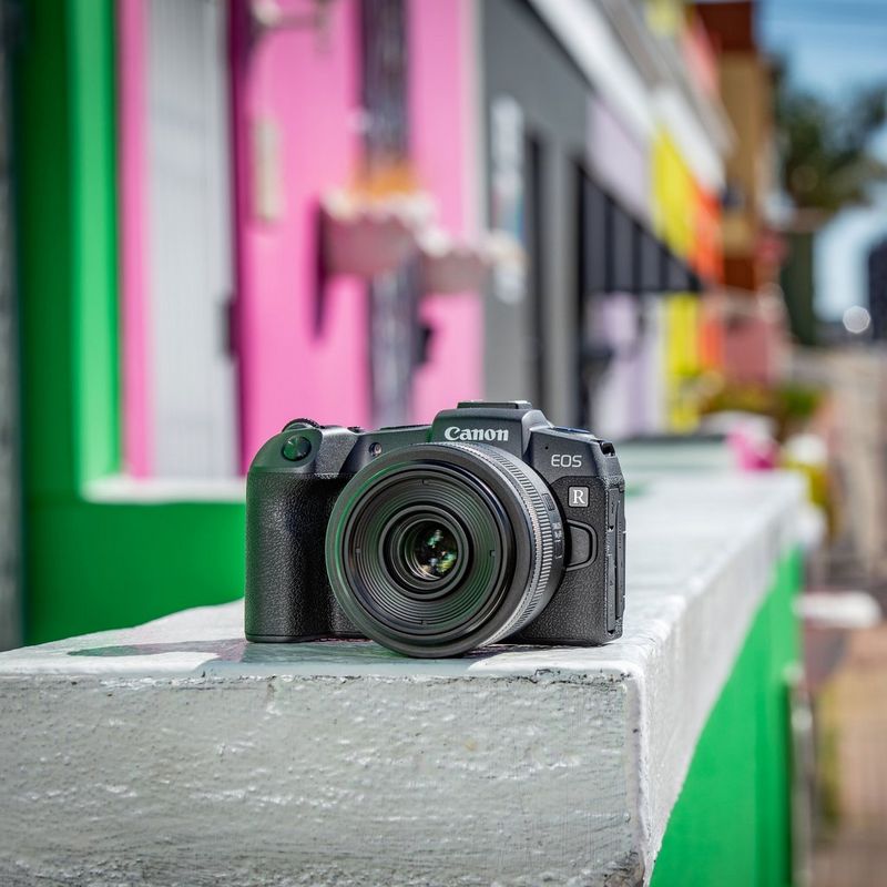 Boîtier de l'appareil photo hybride Canon EOS RP 0 L'appareil photo dans une rue