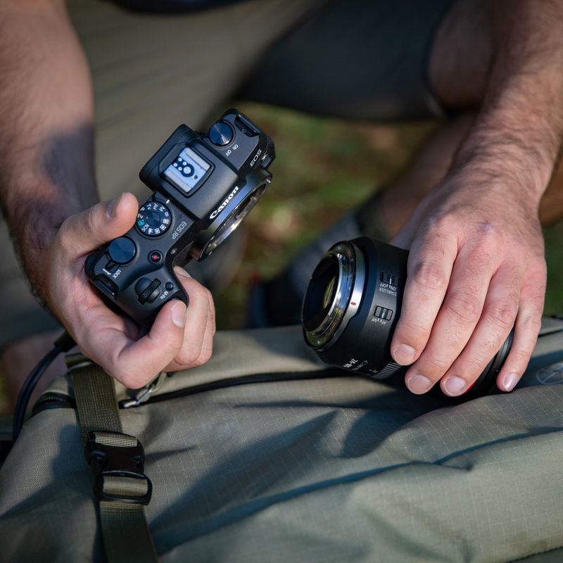 Boîtier de l'appareil photo hybride Canon EOS RP 0 Fixation d'un objectif RF à l'appareil photo