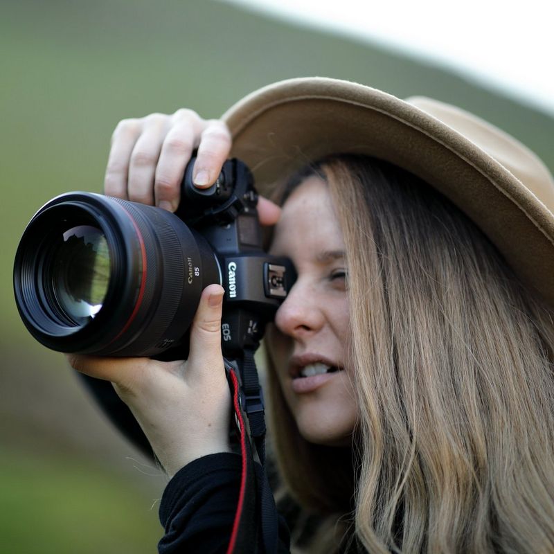 Canon RF 85mm F1.2L USM Objektiv Produkt Diagonale Draufsicht mit Staubkappe