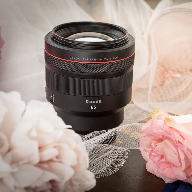 Canon RF 85mm F1.2L USM Objektiv Anbringen des Objektivs an einer Kamera