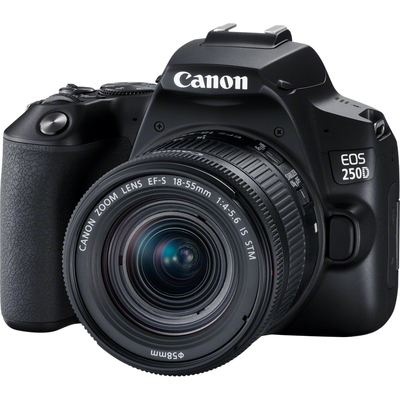 Canon EOS 250D, Schwarz + 18-55mm f/4-5.6 IS STM Objektiv, Schwarz + Rucksack + SD-Karte + Ersatzakku Produkt Vorderansicht