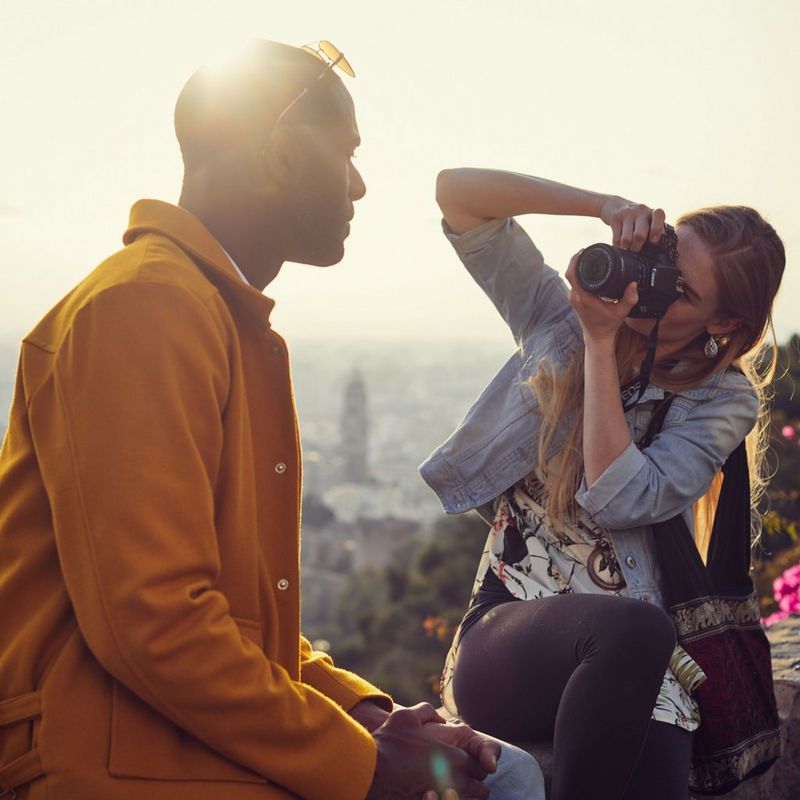 Canon EOS 250D Gehäuse, Schwarz Frau, die ein Foto aufnimmt