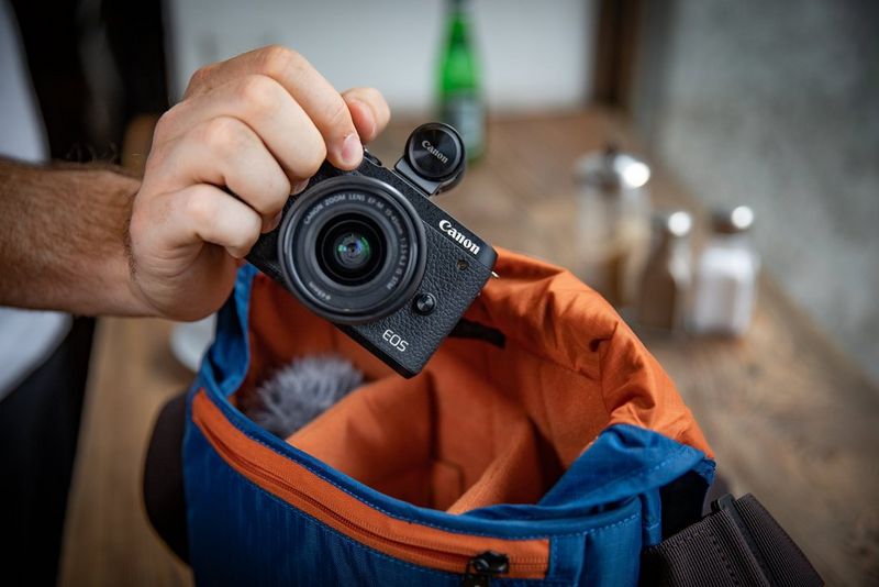 Canon EOS M6 Mark II + EF-M 15-45mm IS STM Lens + Electronic Viewfinder Taking the Camera out of a Bag