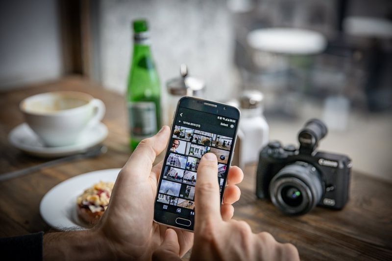 Canon EOS M6 Mark II Interchangeable Lens Video Conferencing Kit Reviewing the Images on a Smartphone