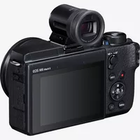 Canon EOS M6 Mark II + EF-M 15-45mm IS STM Objektiv + Elektronischer Sucher Produkt Diagonale Ansicht von hinten