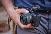 Canon EOS M6 Mark II + EF-M 15-45mm IS STM Objektiv + Elektronischer Sucher 0 Eine Hand, die die Kamera hält