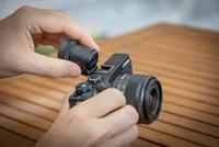 Canon EOS M6 Mark II + EF-M 15-45mm IS STM Objektiv + Elektronischer Sucher 0 Anbringen des elektronischen Suchers an der Kamera