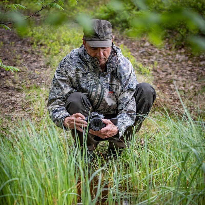 Canon EOS 90D + EF-S 18-135mm IS USM Lens Man Taking A Photo In Outdoors