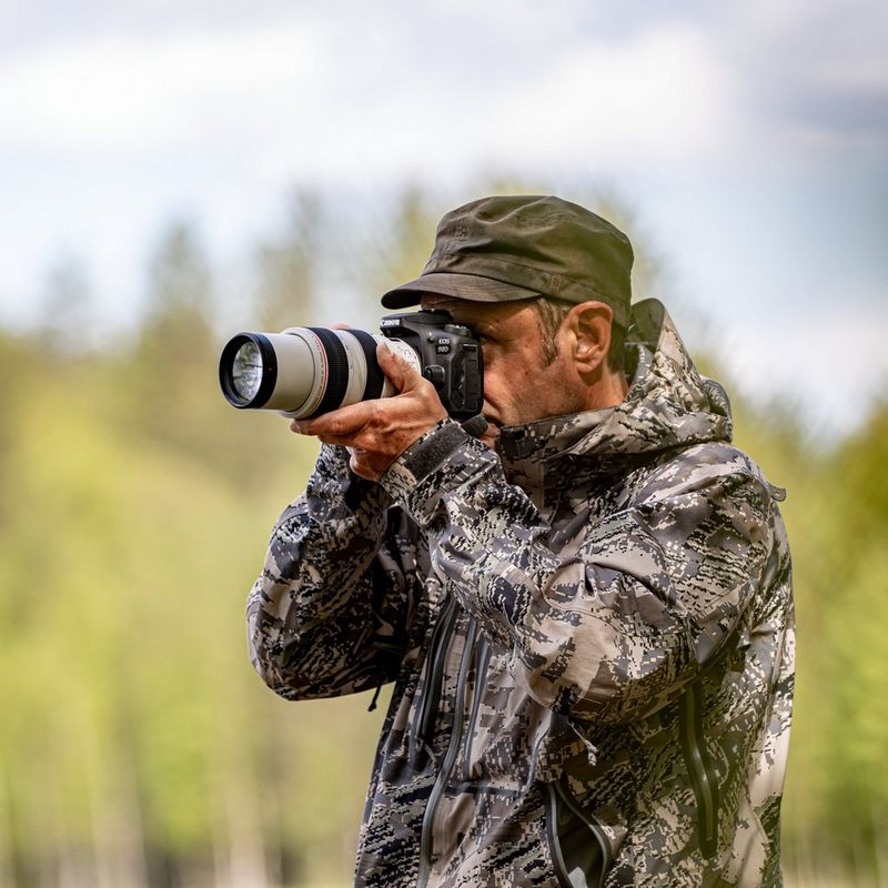 Canon EOS 90D + EF-S 18-135mm IS USM Objektiv + Rucksack + SD Karte + Ersatzakku Mann, der ein Foto im Freien aufnimmt