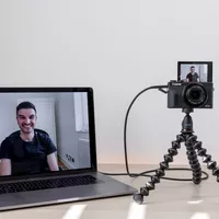Kit compacto para videoconferencias de la PowerShot G7 X Mark III de Canon Cámara acoplada a un trípode y conectada a un portátil mediante un cable
