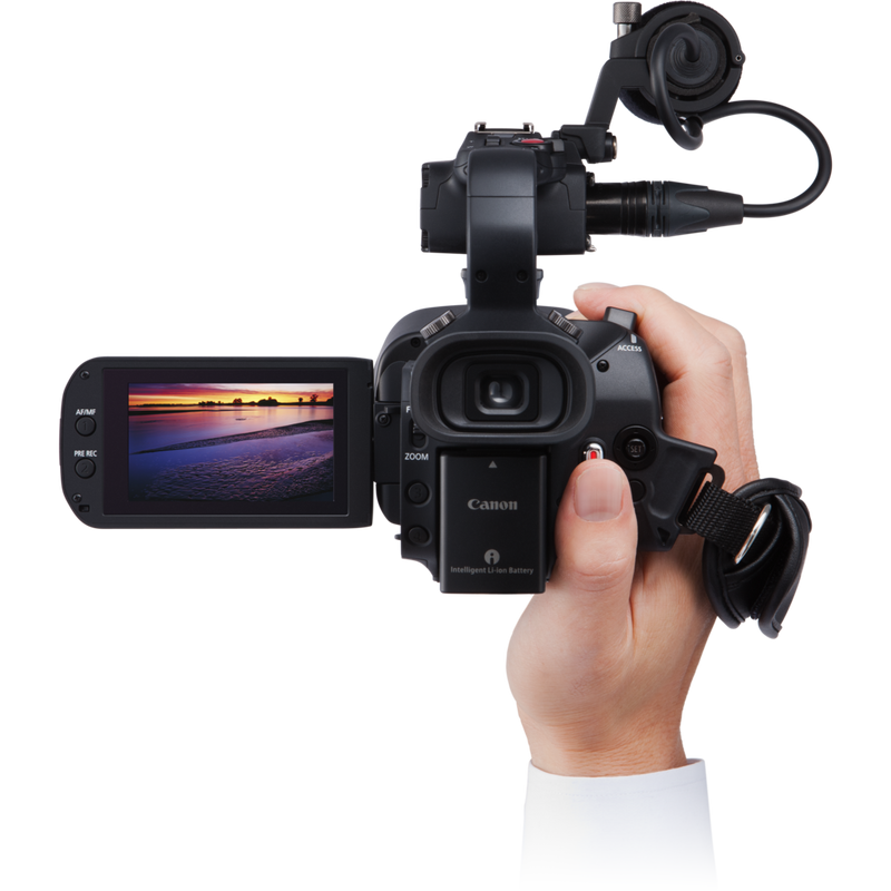 Videocámara XA40 de Canon Vista posterior con la pantalla abierta y una mano sujetando la videocámara