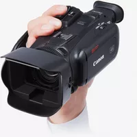 Canon XA40 Camcorder Ansicht einer Hand, die den Camcorder trägt, von oben links